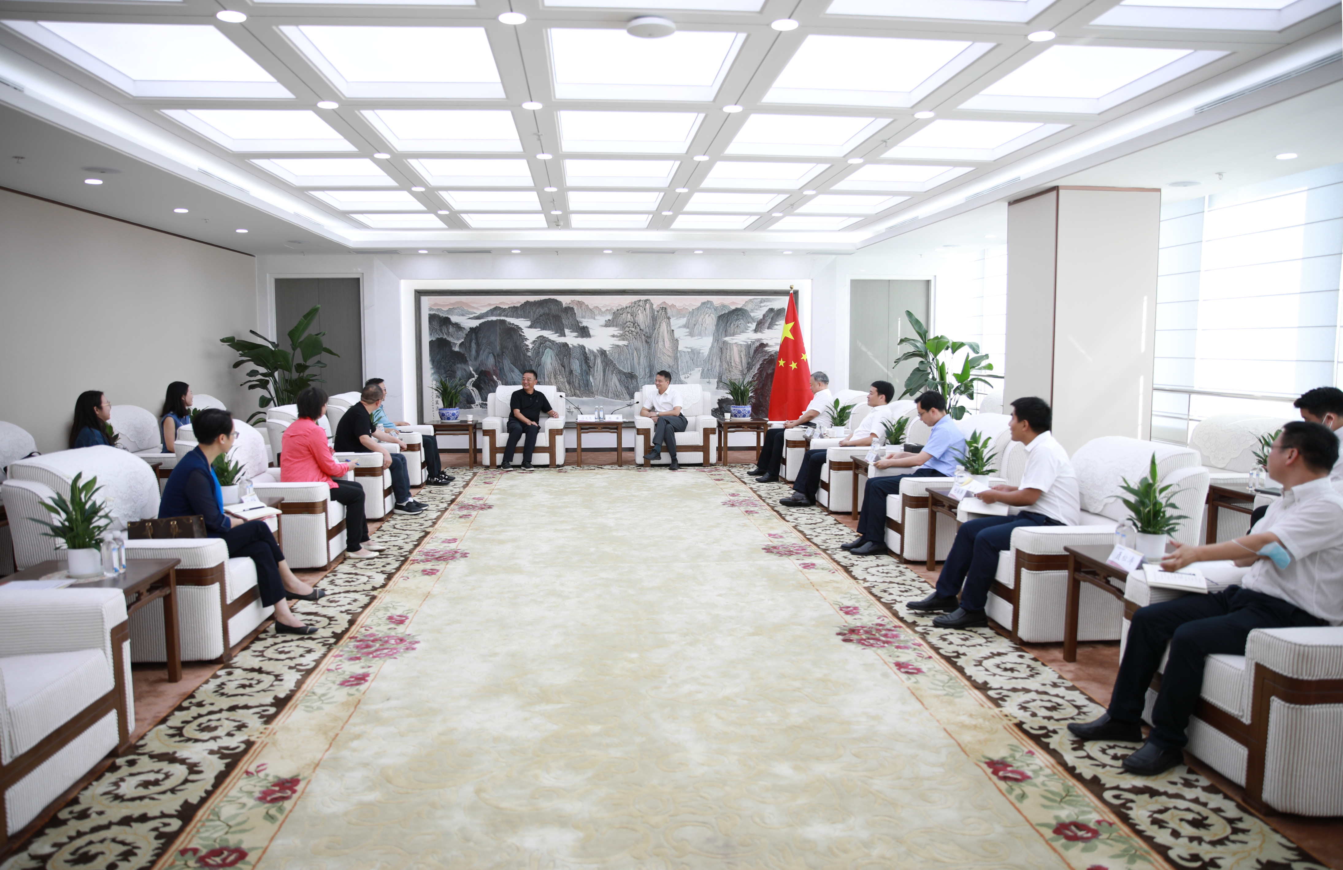 长江产业投资集团与清华企业家协会开展交流座谈