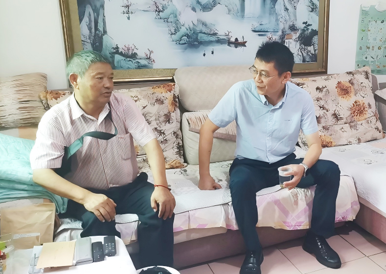 杜胜国走访慰问.jpg